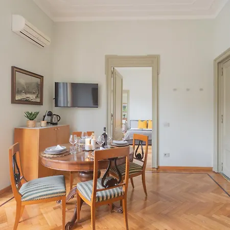 Garibaldi's Balcony By Rent 科莫